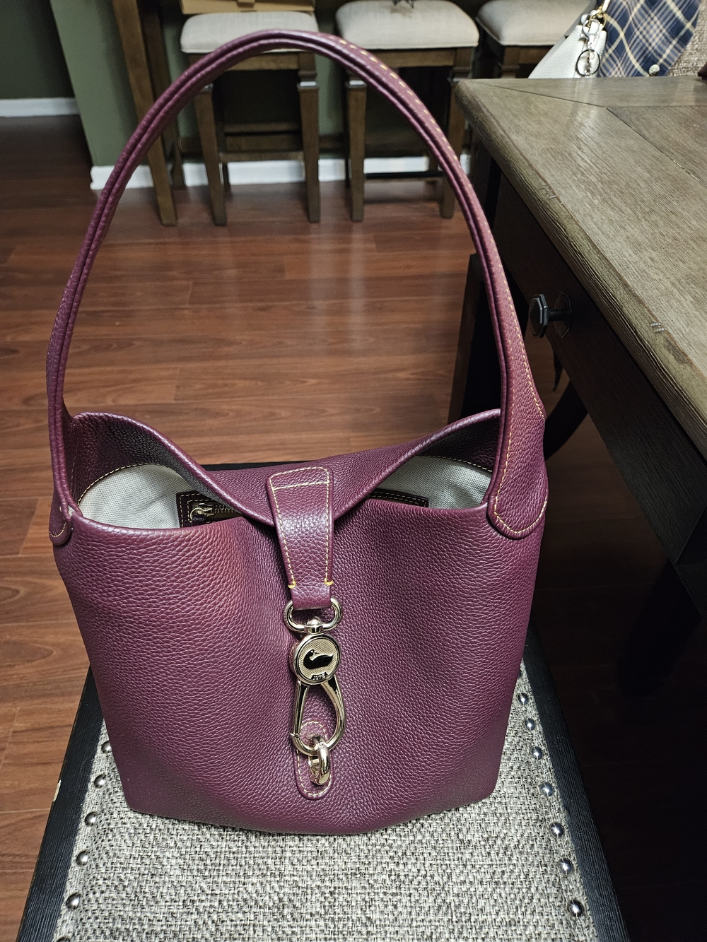 Dooney & Bourke Small Logo Lock Sac Burgundy